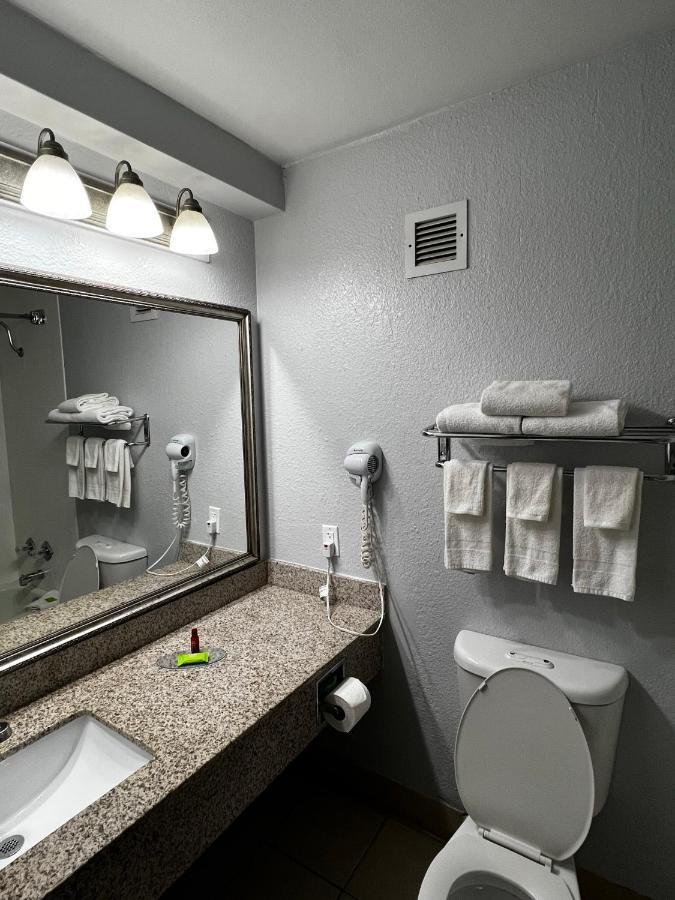 Super 8 By Wyndham Fort Worth Entertainment District Zewnętrze zdjęcie