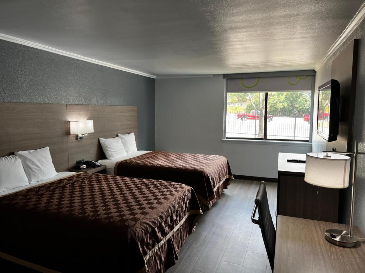 Super 8 By Wyndham Fort Worth Entertainment District Zewnętrze zdjęcie